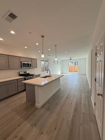 474 W Windsor Avenue, Clovis, CA 93612