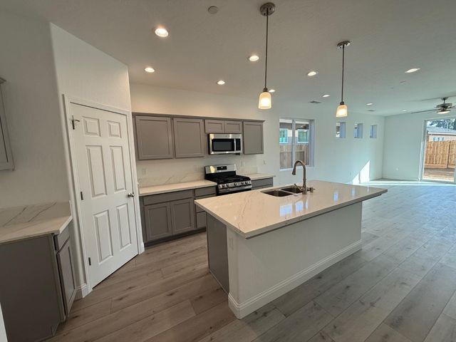 474 W Windsor Avenue, Clovis, CA 93612