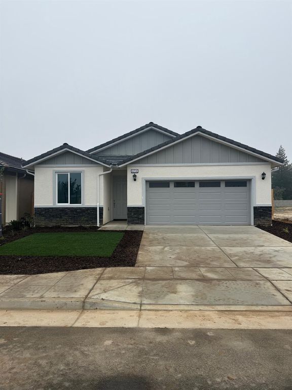 474 W Windsor Avenue, Clovis, CA 93612