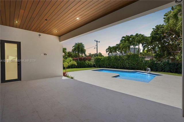1940 Alamanda Dr, North Miami, FL 33181