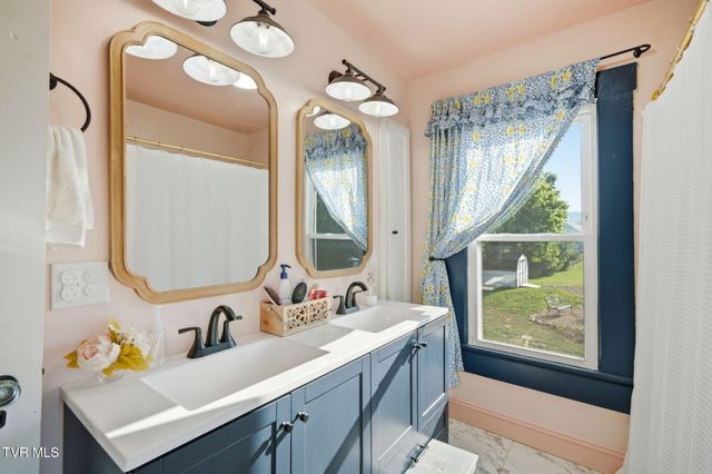250 Five Oaks Road, Jonesborough, TN 37659
