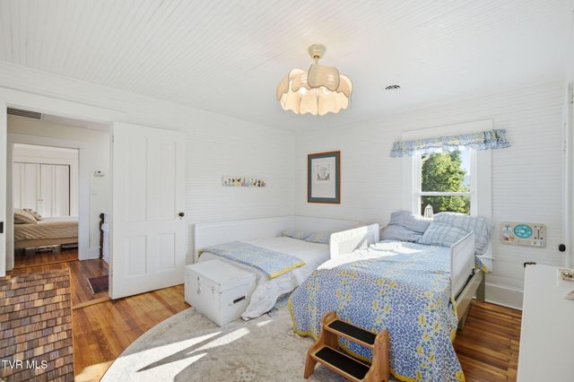 250 Five Oaks Road, Jonesborough, TN 37659
