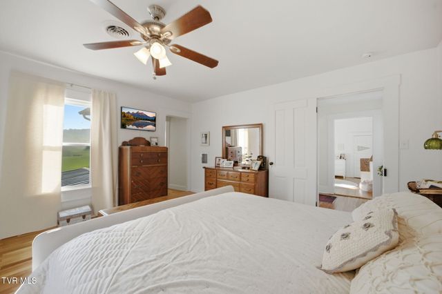 250 Five Oaks Road, Jonesborough, TN 37659