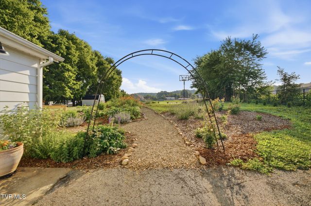 250 Five Oaks Road, Jonesborough, TN 37659