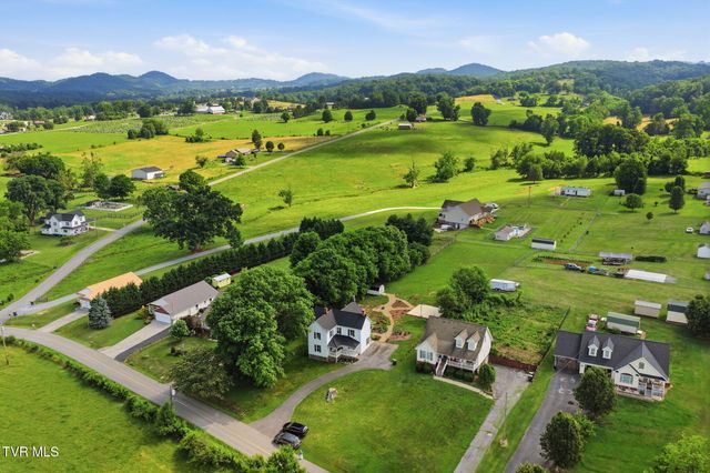 250 Five Oaks Road, Jonesborough, TN 37659
