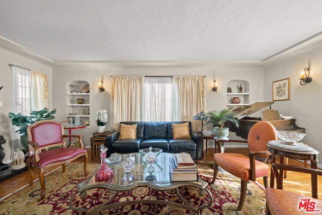 1361 S Tremaine Avenue, Los Angeles, CA 90019