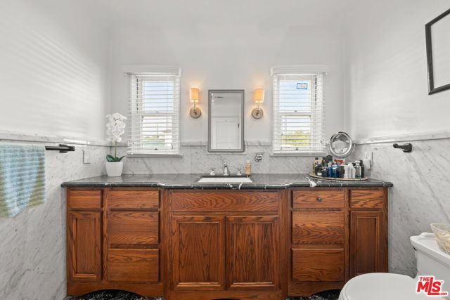 1361 S Tremaine Avenue, Los Angeles, CA 90019