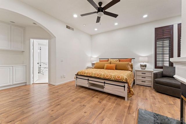 2842 Torrey Pines Rd, La Jolla, CA 92037