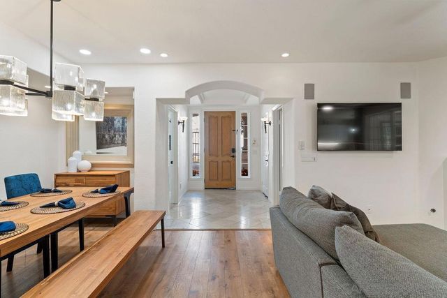 2842 Torrey Pines Rd, La Jolla, CA 92037