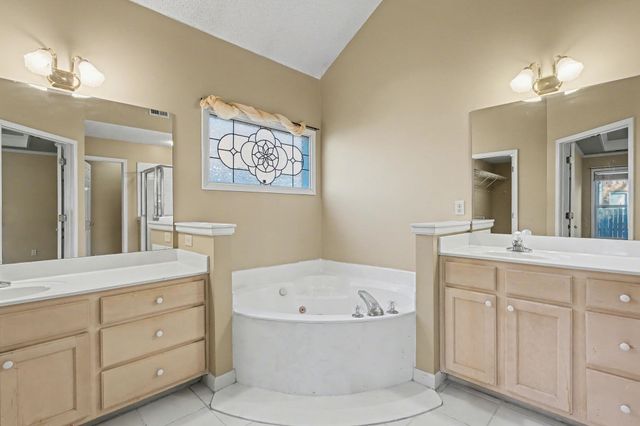 8726 MEADOW GREEN DR, Memphis, TN 38016