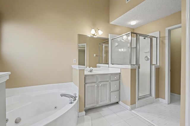 8726 MEADOW GREEN DR, Memphis, TN 38016