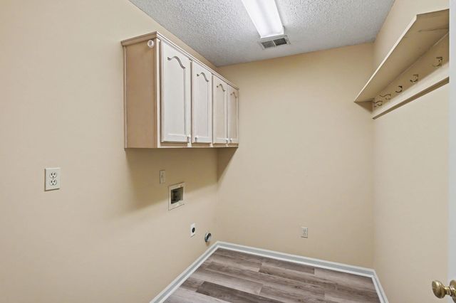 8726 MEADOW GREEN DR, Memphis, TN 38016