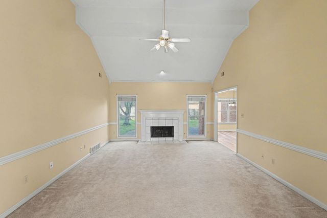 8726 MEADOW GREEN DR, Memphis, TN 38016