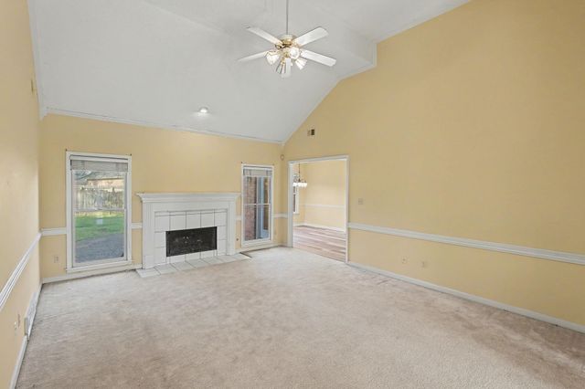 8726 MEADOW GREEN DR, Memphis, TN 38016