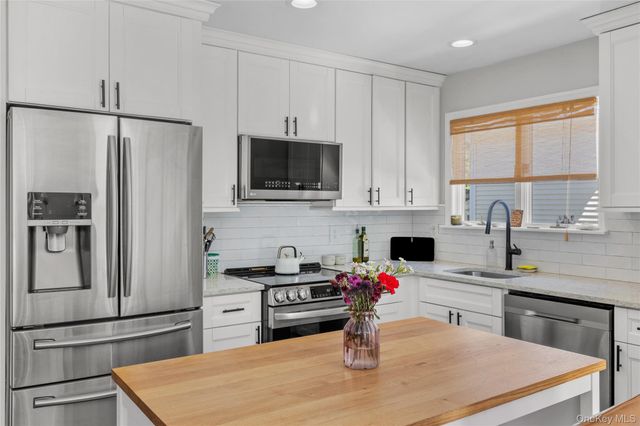 18 N Hampton Avenue, Miller Place, NY 11764