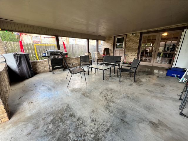 762 Glendale St, Alice, TX 78332