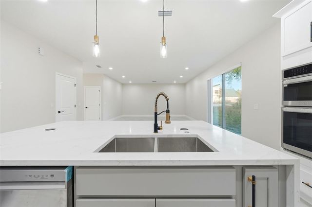 5663 W CENTRAL AVENUE, Orlando, FL 32811