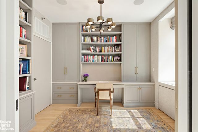 31 N Moore St Apt 2E, New York City, NY 10013