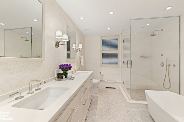 31 N Moore St Apt 2E, New York City, NY 10013