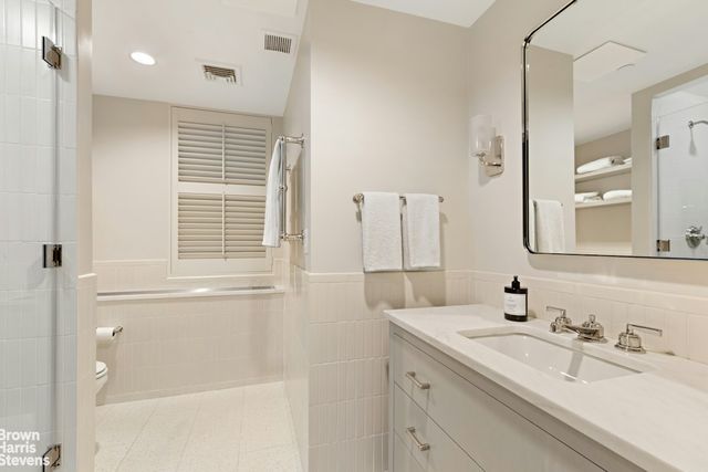 31 N Moore St Apt 2E, New York City, NY 10013