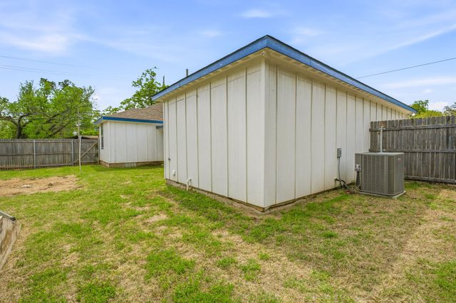 1037 W Frey Street, Stephenville, TX 76401