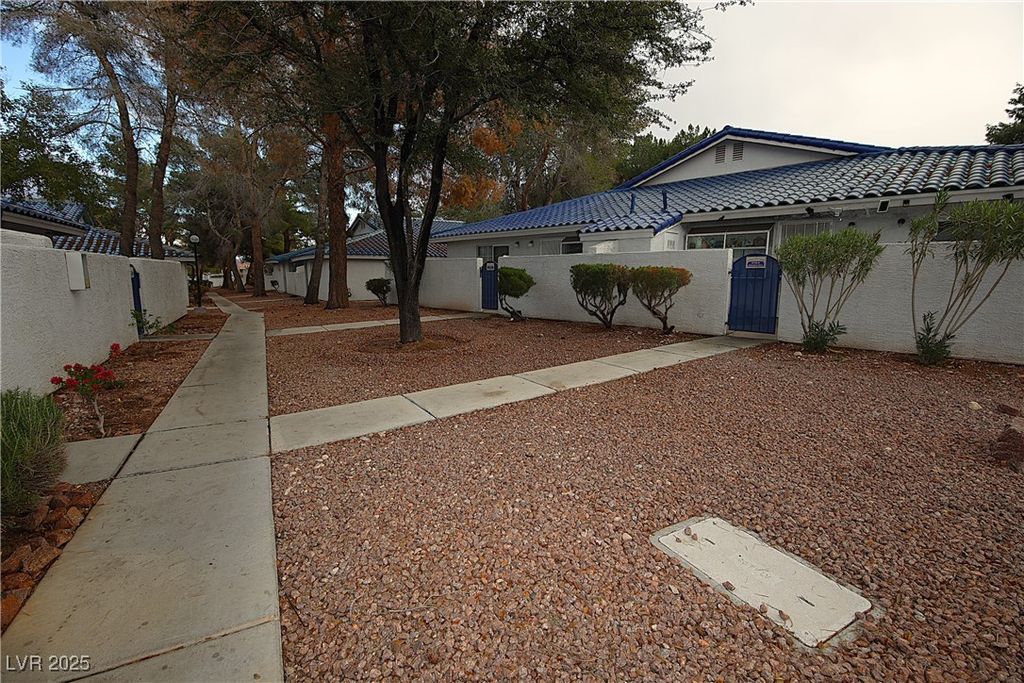 2112 WILLOWBURY Drive B, Las Vegas, NV 89108