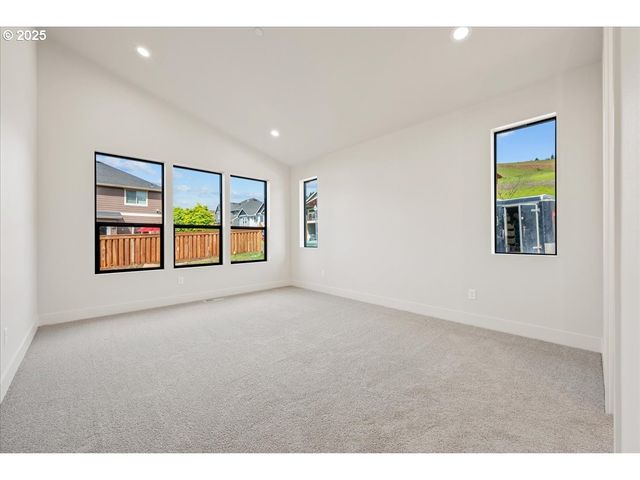 750 N V St, Washougal, WA 98671