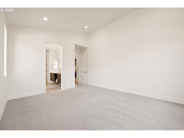 750 N V St, Washougal, WA 98671