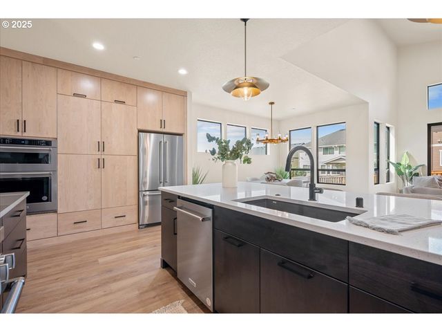 750 N V St, Washougal, WA 98671