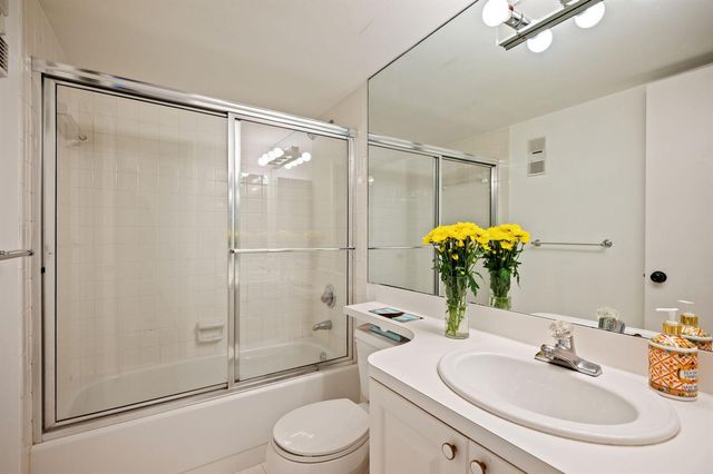 5701 Camino Del Sol 104, Boca Raton, FL 33433