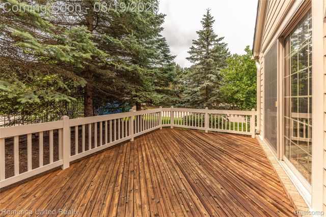 16766 Lochmoor Circle W, Northville Township, MI 48168