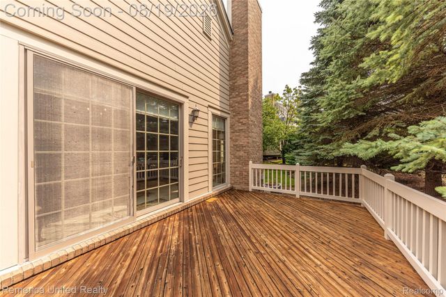 16766 Lochmoor Circle W, Northville Township, MI 48168