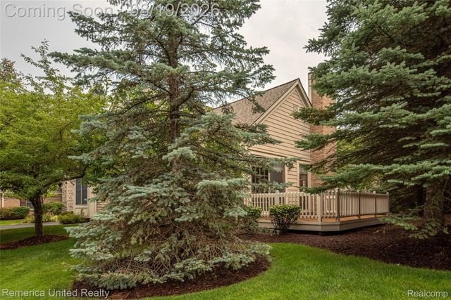 16766 Lochmoor Circle W, Northville Township, MI 48168