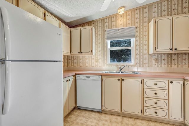 1404 PLANTATION DRIVE, Lady Lake, FL 32159