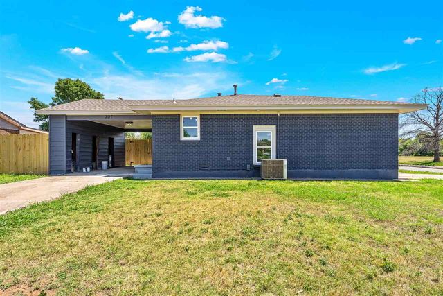 207 NW 40th St, Lawton, OK 73505