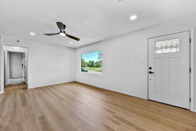 207 NW 40th St, Lawton, OK 73505