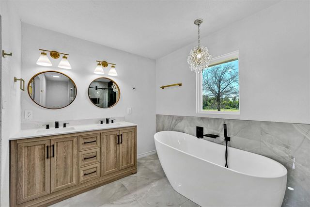 207 NW 40th St, Lawton, OK 73505