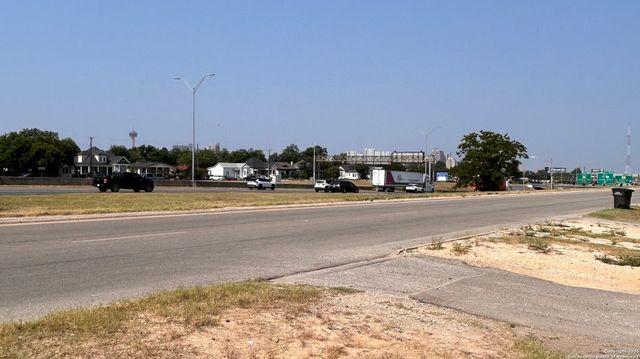 1915 N Interstate 35, San Antonio, TX 78208