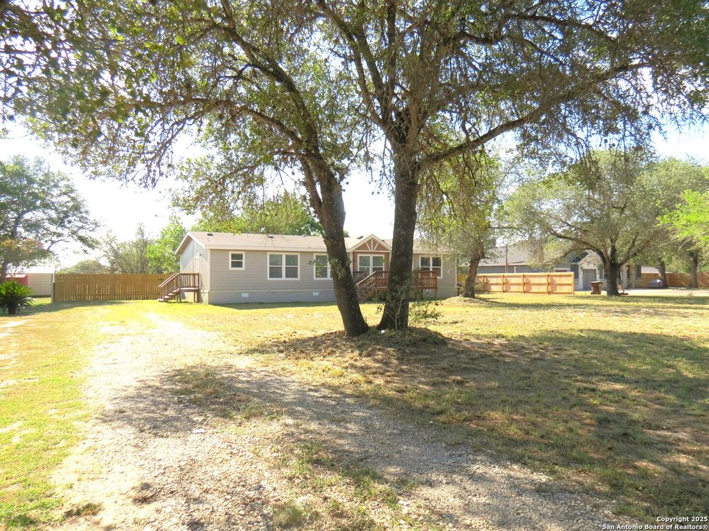 119 Creekbend, Floresville, TX 78114