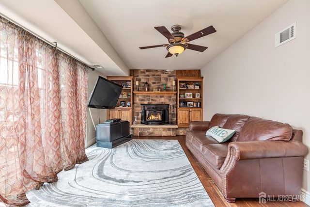 31 Iroquois Drive, Parlin, NJ 08859
