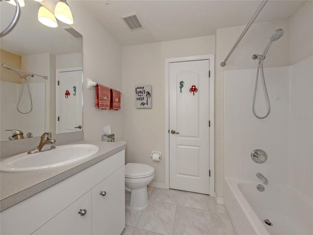 902 CASA DEL LAGO WAY 902, Venice, FL 34292