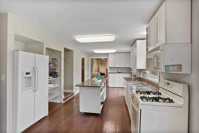 545 Ridgefield Drive, Roselle, IL 60172