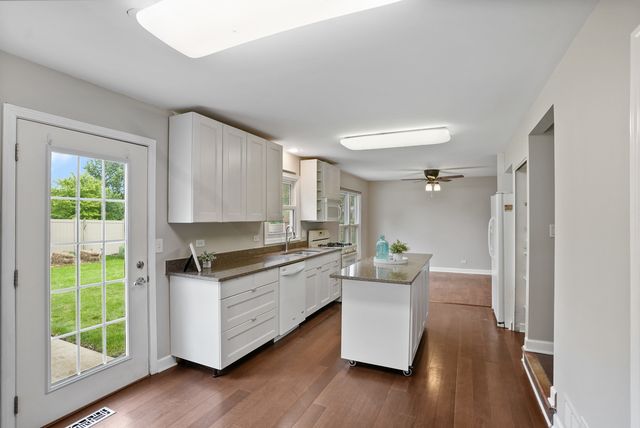 545 Ridgefield Drive, Roselle, IL 60172