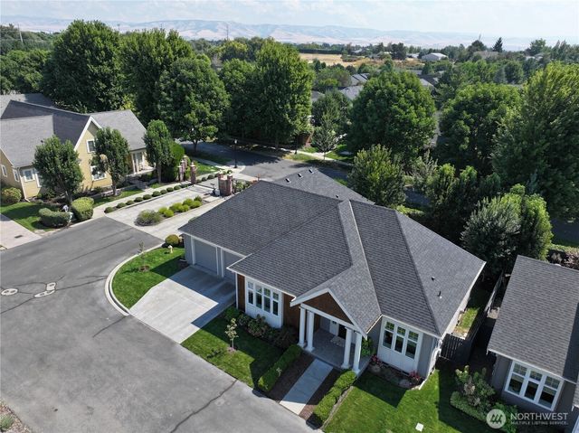 1096 SE Falcon Drive, College Place, WA 99324