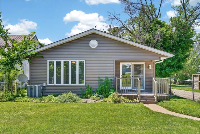 1110 28th St Se, Cedar Rapids, IA 52403