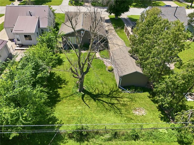 1110 28th St Se, Cedar Rapids, IA 52403