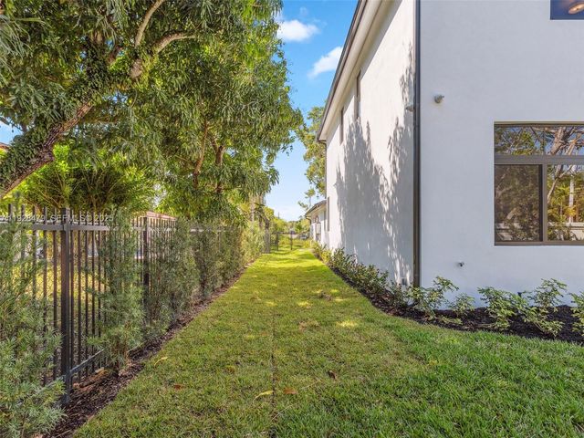 7285 SW 72nd Ter, Miami, FL 33143