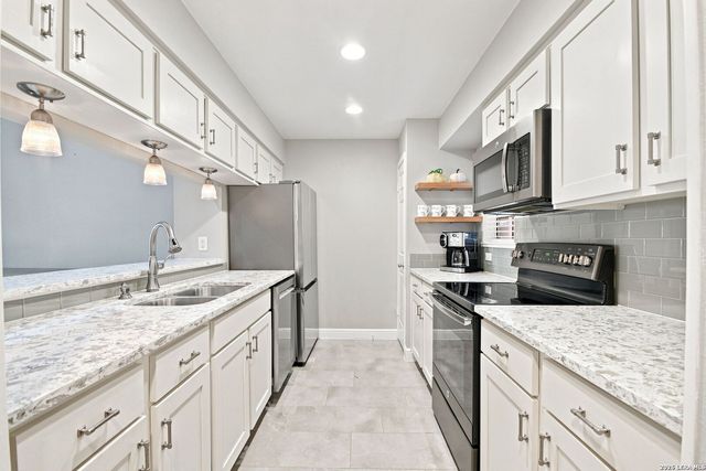 7930 Roanoke Run Apt 1106, San Antonio, TX 78240