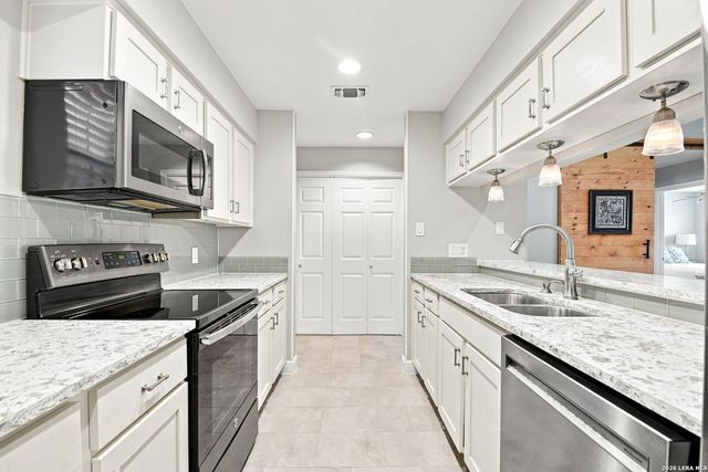 7930 Roanoke Run Apt 1106, San Antonio, TX 78240