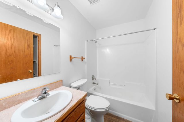 39094 Riverside Court, North Branch, MN 55056